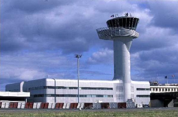 Torre de controle de tráfego do Aeroporto Bordeaux–Mérignac. 